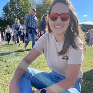 Meet your Posher, Larissa